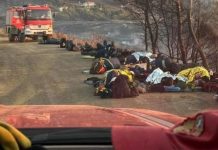 Κερατέα: Εξαντλημένοι πυροσβέστες ξαπλώνουν στο χώμα για να ξεκουραστούν